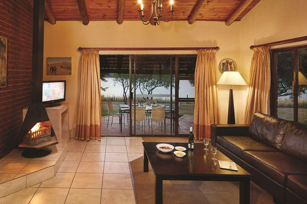 Hotel First Group Qwantani Harrismith Habitación foto